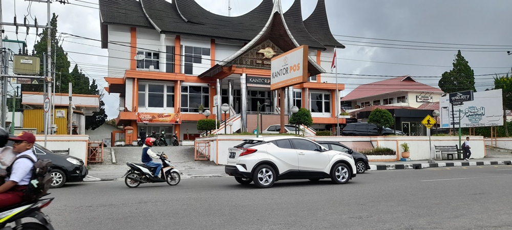 Suasana di depan Kantor Pos Indonesia Cabang Bukittinggi, Senin (17/7). YURSIL