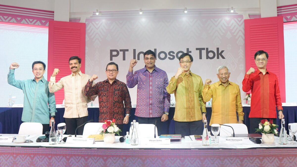 President Director and CEO Indosat Ooredoo Hutchison, Vikram Sinha (tengah) bersama Manajemen Indosat lainnya. IST