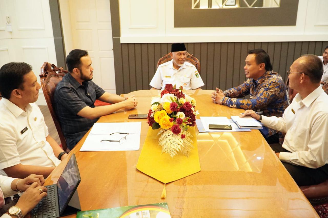 Fadly Amran bersama Ketua DPRD Mardiansyah, Sekda Sonny Budaya Putra, Sekwan Deswita Susanti dan Plt Kepala Dinas Muji Sirwanto, langsung menggelar audiensi dengan Gubernur Sumbar Mahyeldi Ansharullah. APIZRAJOALAM