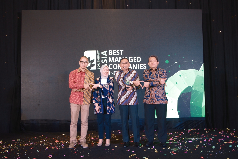 Perwakilan Paragon Corp dalam Awarding Night Indonesia Best Managed Company 2023 oleh Deloitte. Dari kiri ke kanan Akhmad Saeful (VP Corporate Audit, Risk Management & Business Transformation), dr. Sari Chairunnisa, Sp.KK (VP R&D Paragon Corp), Harman Subakat (Group CEO Paragon Corp), dan Ilauddin Sopian (CFO Paragon Corp). IST