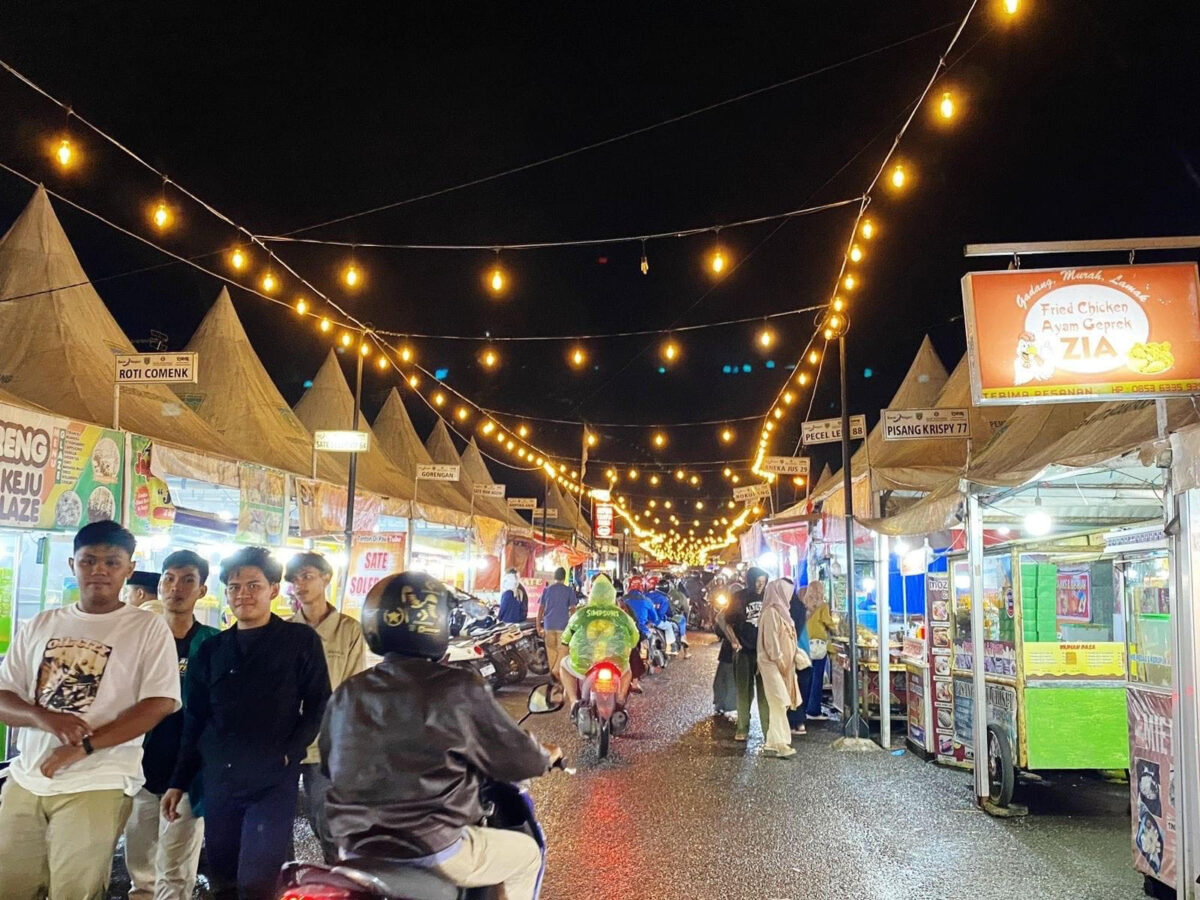 Pasar Kuliner menjadi salah satu daya tarik wisatawan untuk mengunjungi Kota Padang Panjang. APIZRAJOALAM