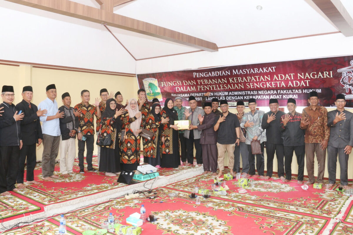Departemen Hukum Administrasi Negara (HAN) Fakultas Hukum Universitas Andalas usai memberikan penyuluhan hukum bagi Kerapatan Adat Kurai (KAK) Limo Jorong Kota Bukittinggi, Minggu (16/7). GATOT