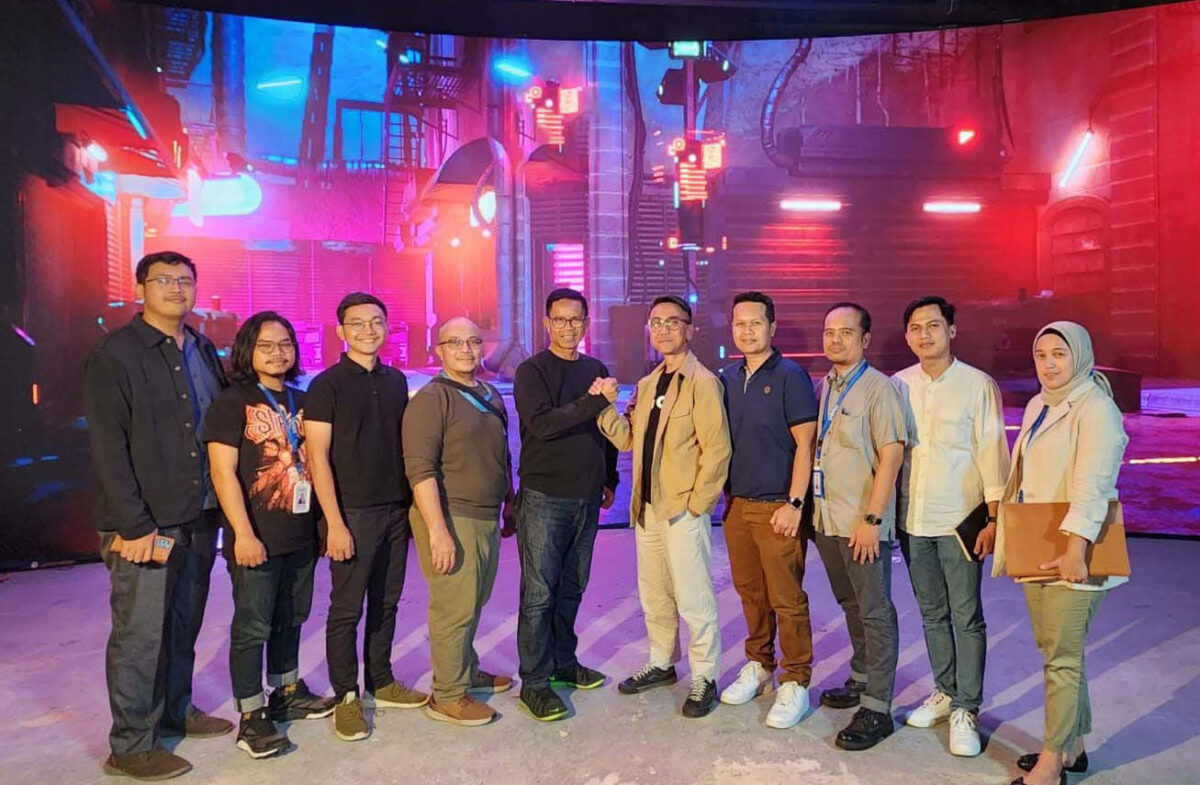 Direktur Utama Nuon Digital Indonesia Aris Sudewo (kelima dari kanan) dan Direktur Utama PFN Dwi Heriyanto B (kelima dari kiri) bersama dengan tim saat acara kunjungan Nuon ke kantor pusat PFN beberapa waktu yang lalu.