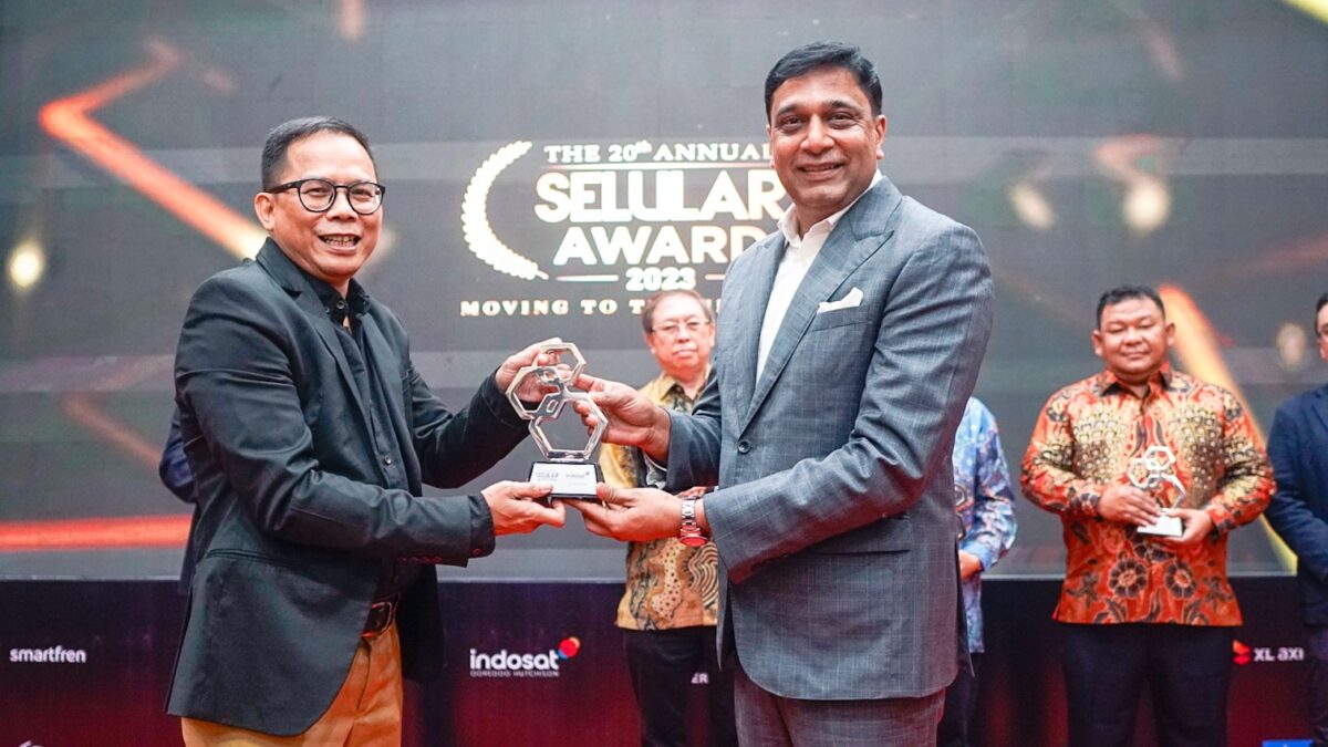 Presiden Director & CEO Indosat Ooredoo Hutchison, Vikram Sinha raih penghargaan CEO of The Year di Selular Award ke-20. IST