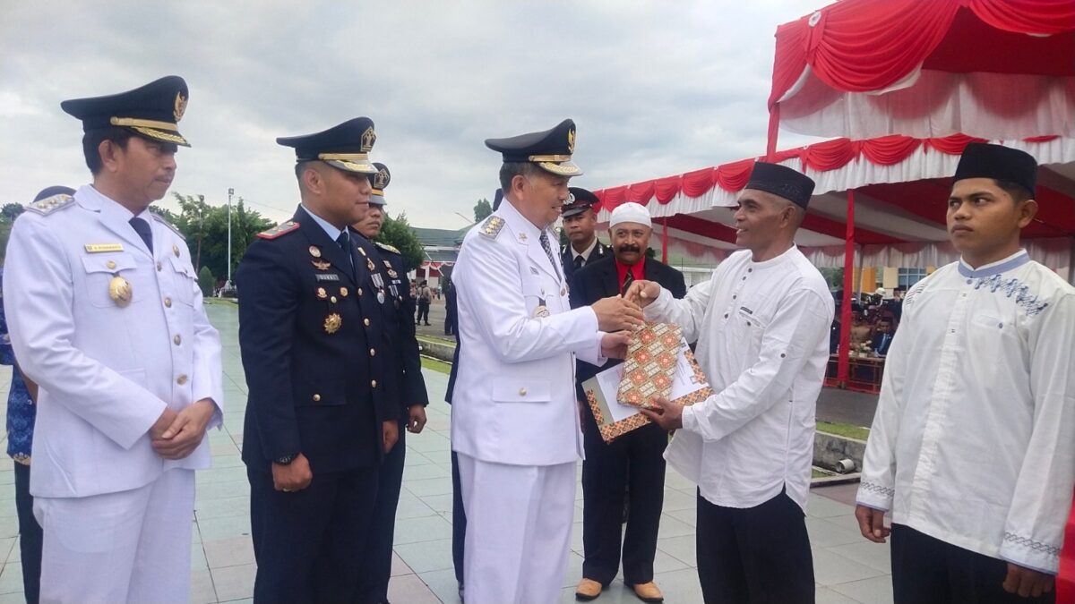 DPT PEMILU-- Kepala Lapas Kelas III Talu, Donni Isa Dermawan mendampingi Bupati Hamsuardi ketika menyerahkan remisi kepada warga binaan.Sebanyak 122 orang warga binaan di lapas itu masuk DPT Pemilu 2024. OSNIWATI