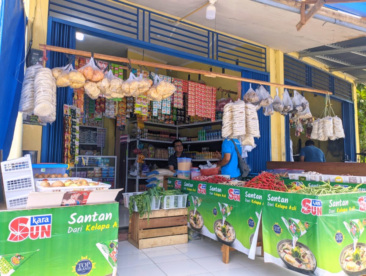 Kedai sembako di Pasar Pagi, Selasa (29/8). NURHAYATI