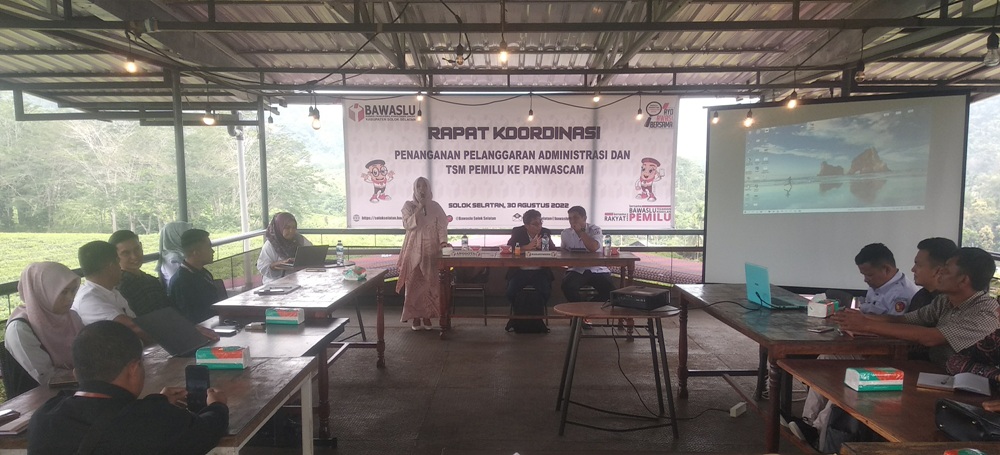 Pelaksanaan Rakor Penanganan Pelanggaran Administrasi dan TSM Pemilu ke Panwascam berlangsung di Liki Cafe Solok Selatan, Rabu (30/8). KIKI NOFRIJUM