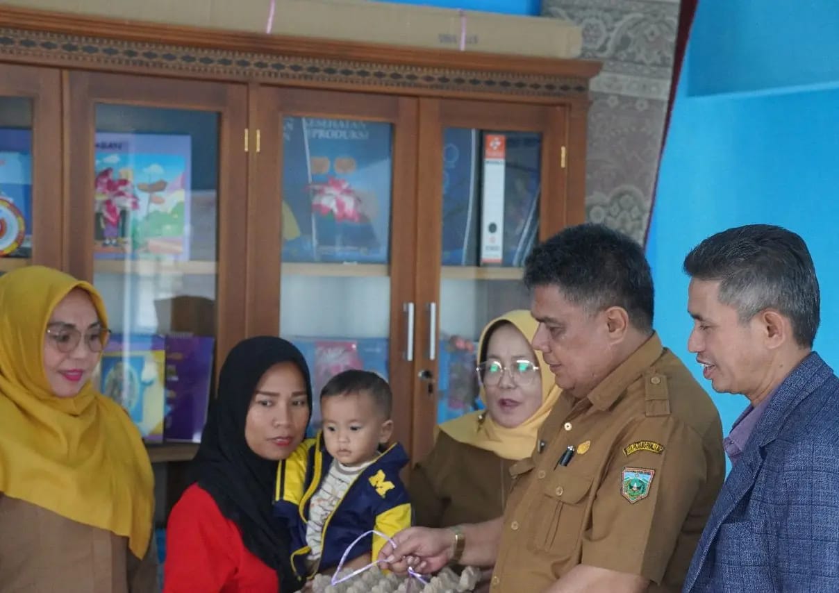 Baznas Kota Padang Panjang menyalurkan bantuan stunting . IST