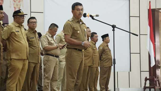 Bupati Khairunas dalam apel gabungan ASN di Aula Sarantau Sasurambi Kantor Bupati Solok Selatan.