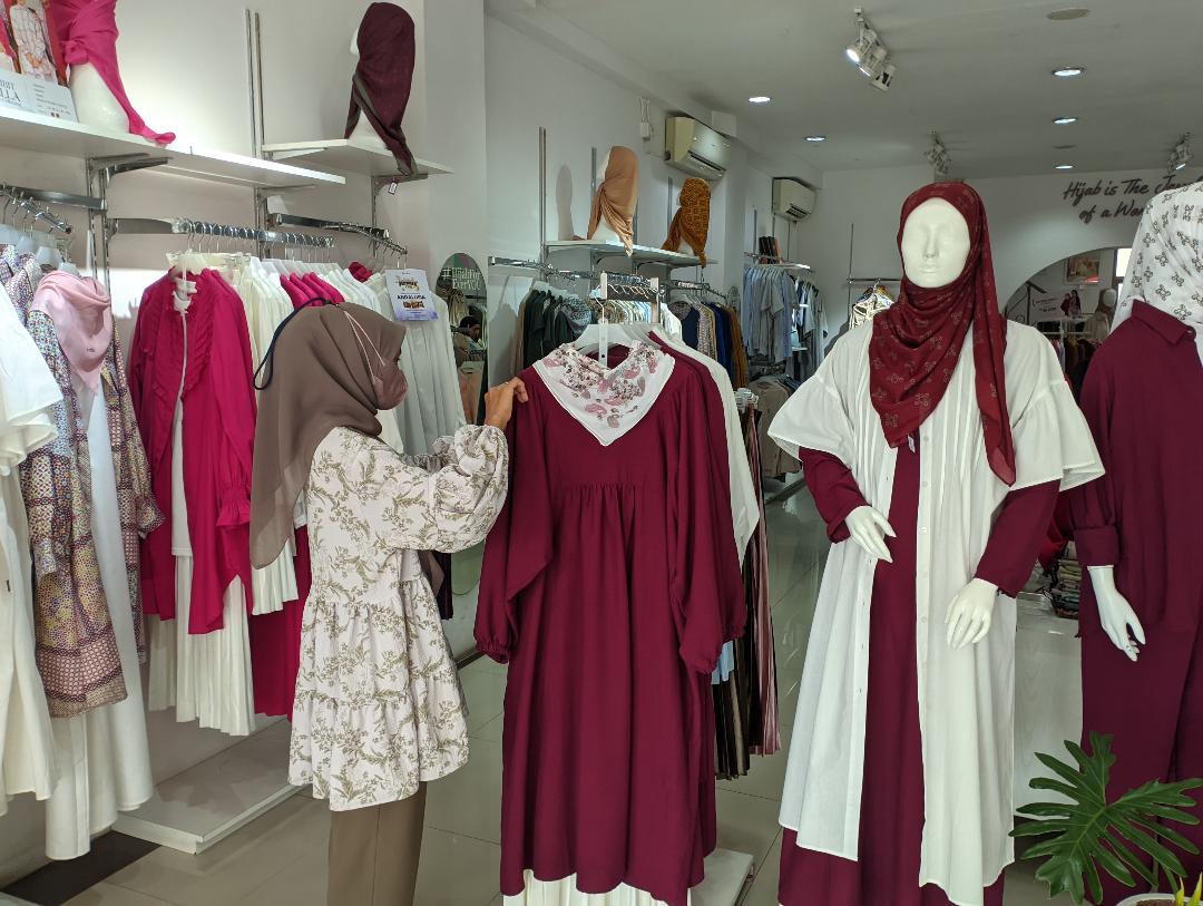 Galeri Elzatta Hijab di Khatib Sulaiman Padang, Rabu (2/8). Untuk memenangkan persaingan, Elzatta mengeluarkan produk-produk unik yang jarang ditemukan pada brand lain. HAYATI