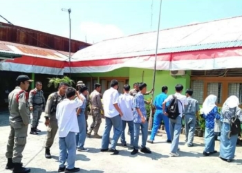 Pol PP Padang Grebek Pelajar Laki-laki dan Perempuan  saat Nongkrong di Jam Sekolah