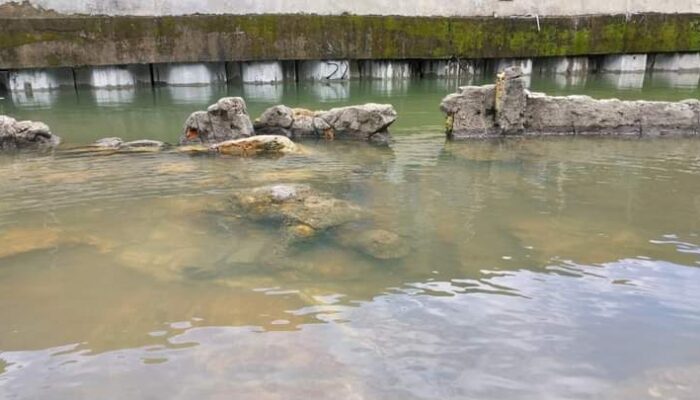 Batu Malin Kundang Tenggelam di Pantai Air Manis Padang