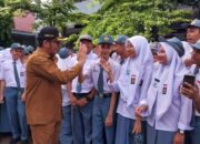 Siswa SMAN 4 Padang Terima e-KTP, Walikota Hendri Septa Wanti-wanti Hindari Tawuran dan Narkoba