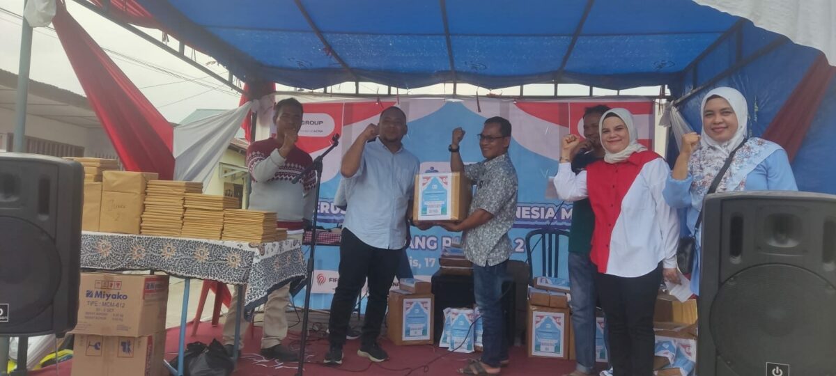 Kepala Cabang FIF GROUP Cabang Padang 2, Nunung Muhammada Anwar menyerahkan secara simbolis hadiah kepada ketua RT 02 RW 04 Kelurahan Bungo Pasang, Kecamatan Koto Tangah, Padang, Kamis (17/8). Kegiatan lomba yang dilakukan oleh FIF GROUP Cabang Padang 2 dan warga setempat dalam memperingati HUT RI ke 78. DAFIT