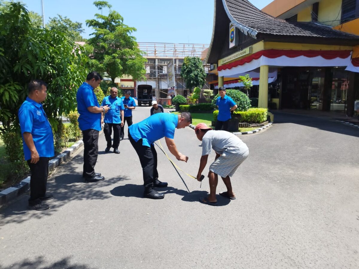 Satlantas Polresta Padang mengganti lintasan untuk praktik ujian permohonan SIM C  dari manuver angka delapan menjadi berbentuk huruf “S”, Jumat (4/8). FAUZI