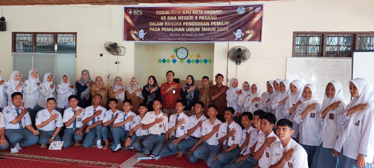 GENCARKAN SOSIALISASI-- KPU Kota Padang gencar melakukan sosialisasi ke sejumlah sekolah untuk meningkatkan partisipasi pemilih, khususnya pemilih pemula. IST