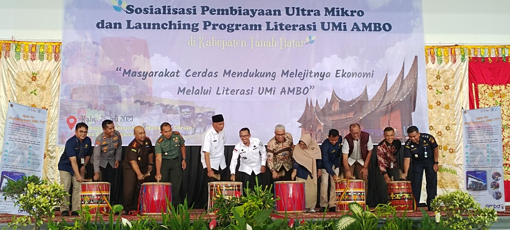 Bupati Tanah Datar, Eka Putra saat meluncurkan progul untuk kesejahteraan masyarakat di Gedung Nasional Maharajo Dirajo beberapa waktu lalu. REZKY