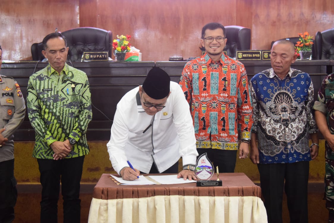 RAPAT PARIPURNA-- Bupati Solok Epyardi Asda bersama pimpinan DPRD Kabupaten Solok dan Forkopimda dalam rapat paripurna di DPRD setempat, Kamis (10/8). IST