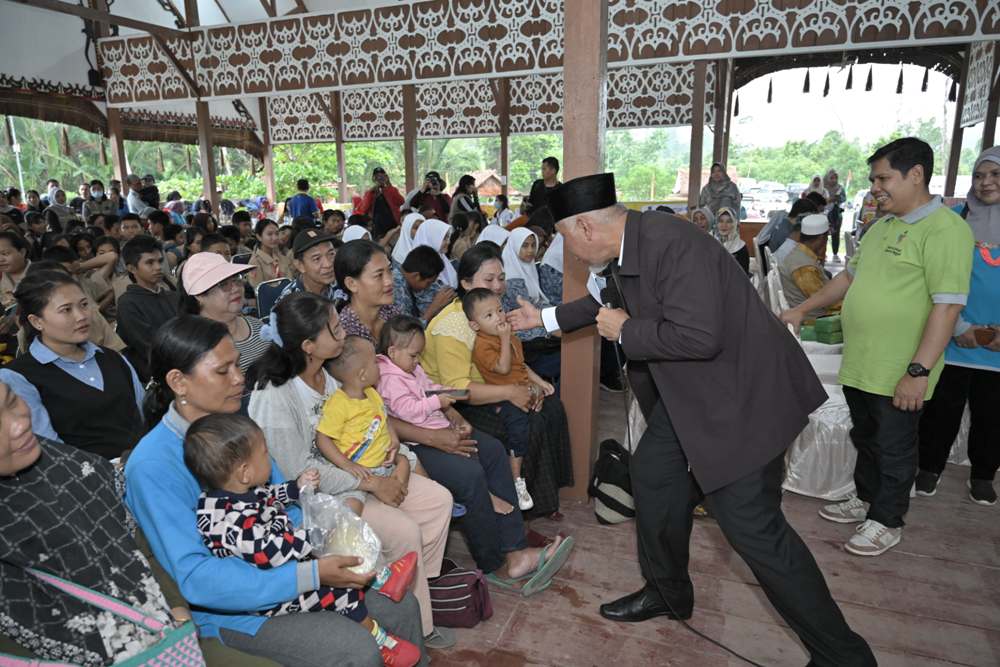 Gubernur Sumbar, Mahyeldi Ansharullah saat memberikan sambutan pada dalam kegiatan bertajuk Aktifkan Posyandu dan Pelayanan Kesehatan Terpadu serta Peluncuran Aplikasi Help Me di Homestay Mapaddegat, Sipora Utara, Jumat (25/8). IST