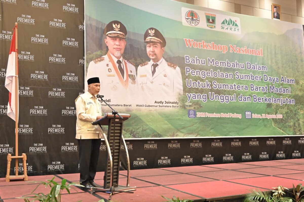 Gubernur Sumbar, Mahyeldi memberikan sambutan saat lokakarya nasional yang digelar Dishut Sumbar dan KKI WARSI di Hotel Premiere Padang, Selasa (22/8). IST