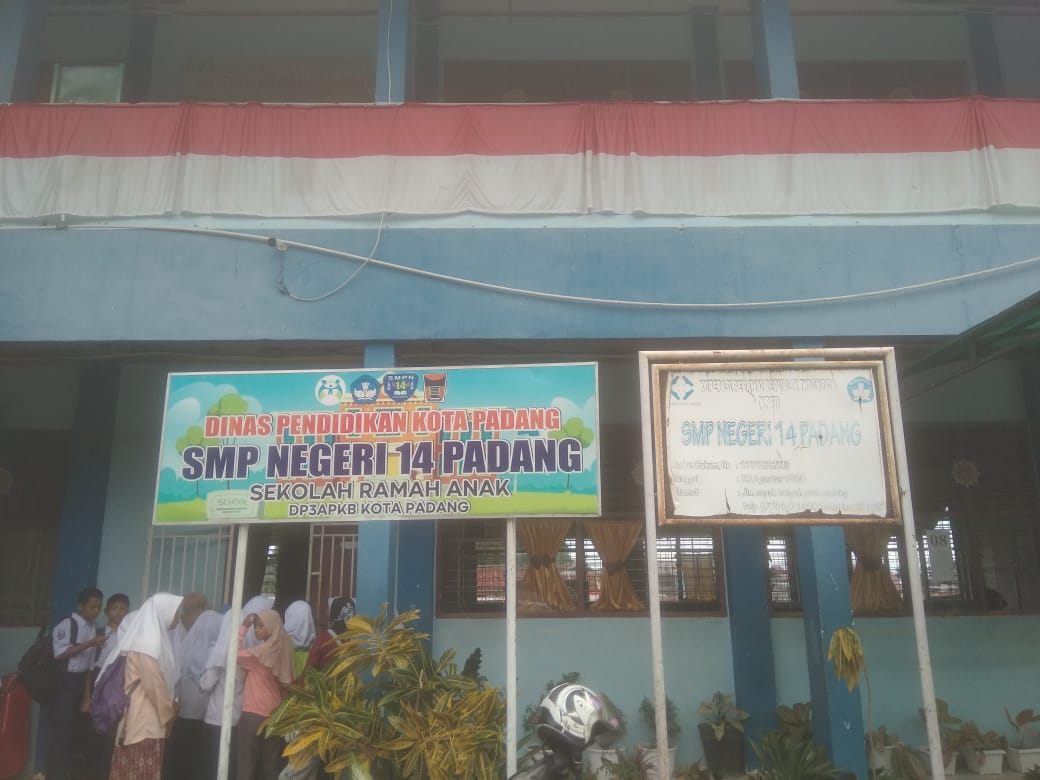 Siswa SMPN 14 Padang melaksanakan kegiatan Praktik Keminangkabauan sesuai intruksi dari Dinas Pendidikan. IST