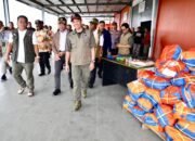 Kepala BNPB dan Menko PMK Serahkan Bantuan Kepada Warga Terdampak Bencana Kekeringan dan Cuaca Ekstrem di Timika