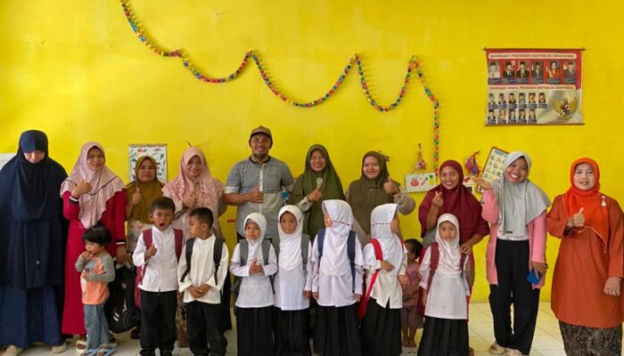 Pemerintah Desa Sikapak Timur Bantu Seragam Sekolah Siswa Kurang Mampu di SDN 16 Sikatim
