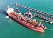 Kapal yang Bongkar Muat CPO di Pelabuhan Teluk Bayur Jalani Oil Boom