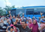 Bupati Dharmasraya Sambangi Suporter PSPL Limapuluh Kota
