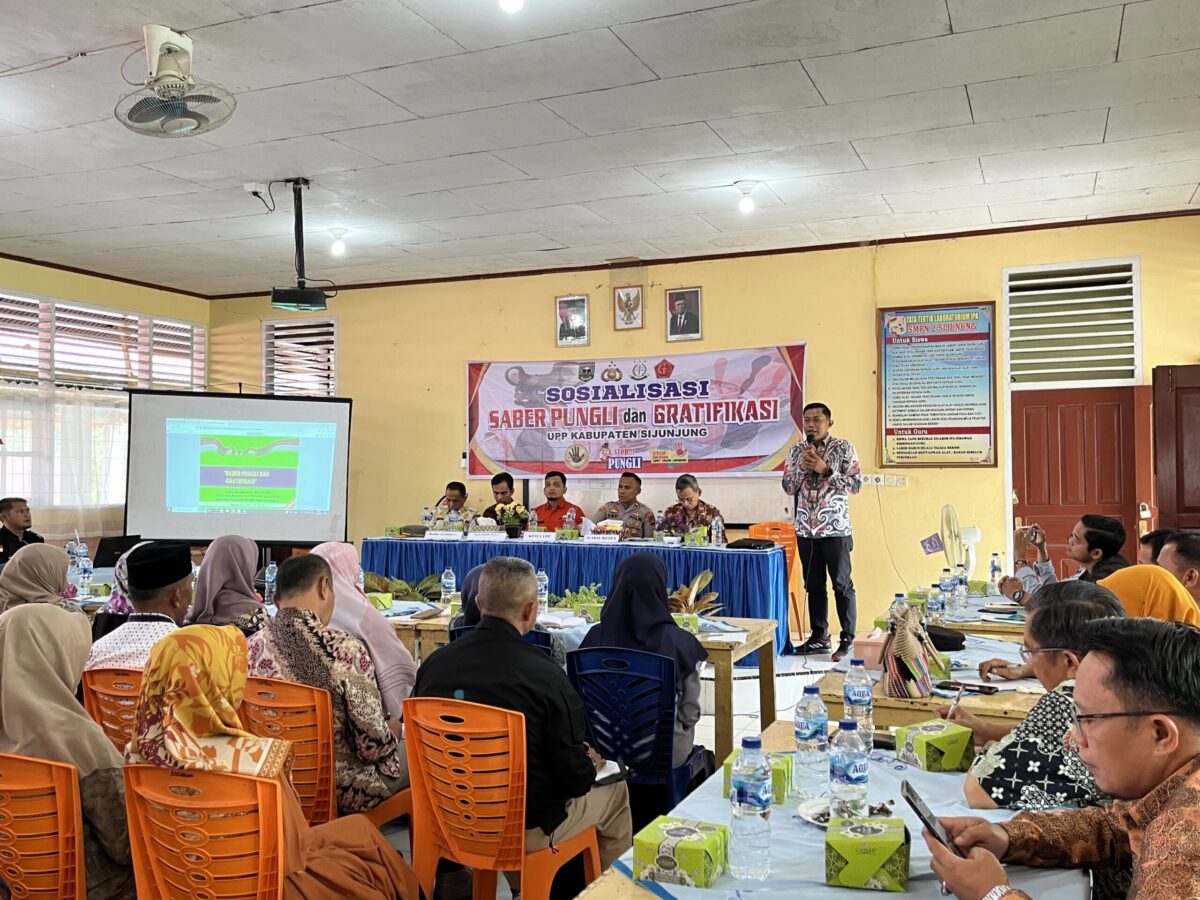 Ketua Pokja Pencegahan UPP Saber Pungli Kabupaten Sijunjung David Rinaldo S.STP saat memberikan penyuluhan dan sosialisasi terkait gratifikasi dan praktek pungli di satuan pendidikan atau sekolah yang ada di Kecamatan Koto VII dan Sumpur Kudus, Kamis (10/8) di SMPN 2 Sijunjung. IST