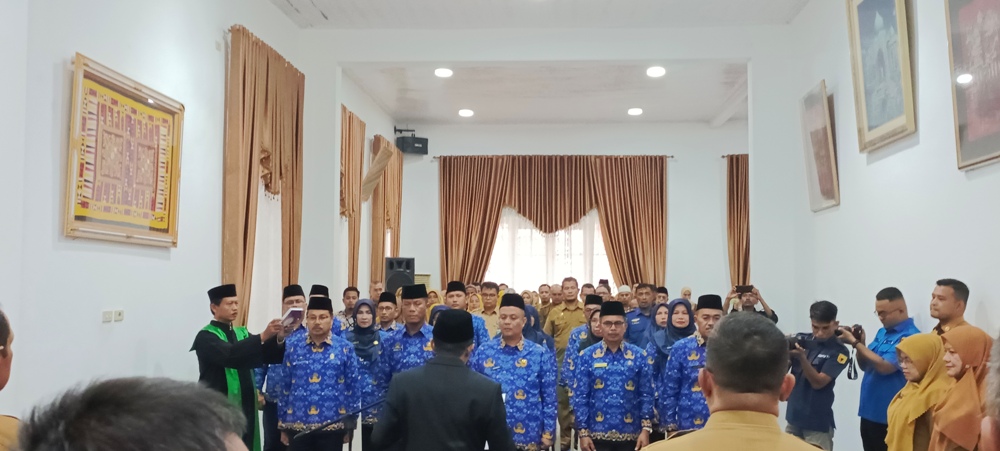 Bupati Tanah Datar, Eka Putra melantik 17 pejabat administrasi di lingkungan Pemerintah Kabupaten (Pemkab) Tanah Datar di Indojolito Batusangkar, Selasa (1/8). REZKY