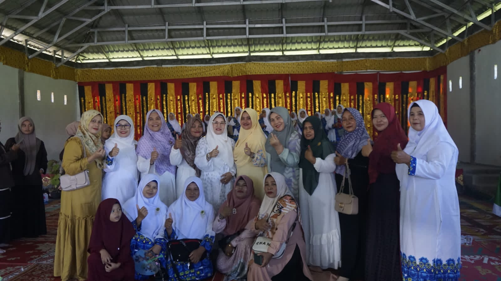 Ketua TP-PKK Pasbar, Titi Hamsuardi foto bersama dengan Majelis Taklim Lembah Melintang di Gedung IPHI Jorong Kuamang, Nagari Tapus Damai, Kecamatan Lembah Melintang, Minggu (27/8). OSNIWATI