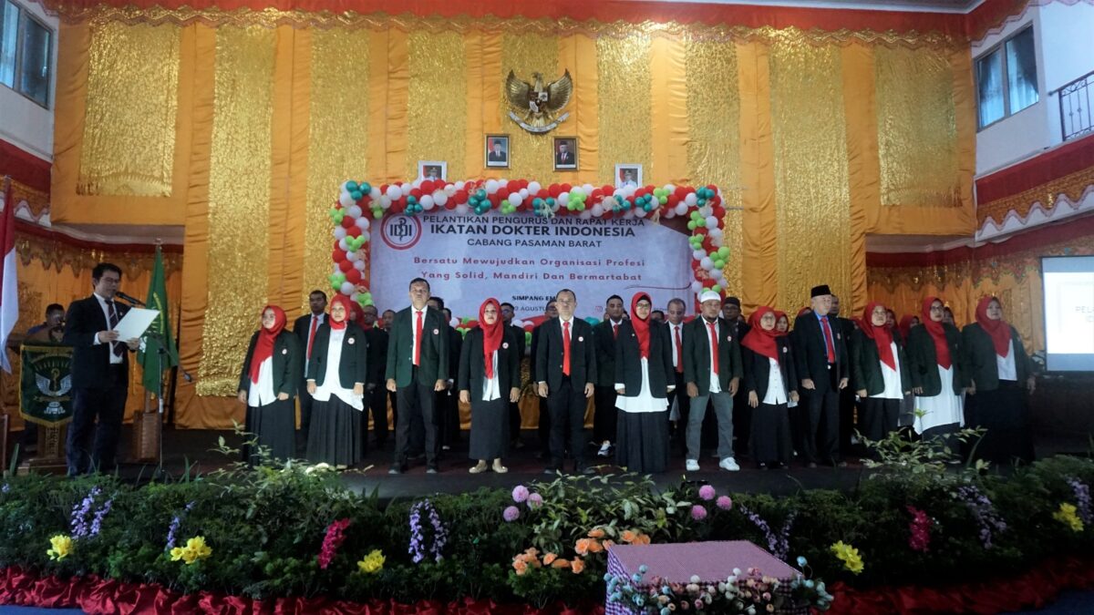 Pengurus IDI Kabupaten Pasbar Periode 2023-2026 ketika dikukuhkan di Aula Kantor Bupati setempat, Rabu (2/8). Osniwati
