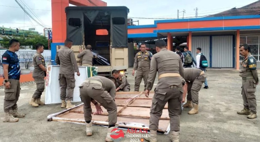 Petugas Satpol PP dan Damkar menertibkan spanduk dan baliho di salah satu ruas jalan utama Kota Padang Panjang. IST