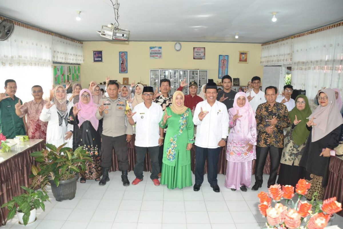 Ketua TP PKK Kabupaten Agam Yenni Andri Warman menghadiri Program Kampung Inggris Semester III, Nagari Gadut Kecamatan Tilatang Kamang, Jumat (4/8). IST