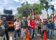 Kelompok Pro dan Kontra PSN Aia Bangih Terlibat Adu Argumentasi di Luar Pagar Kantor Gubernur Sumbar