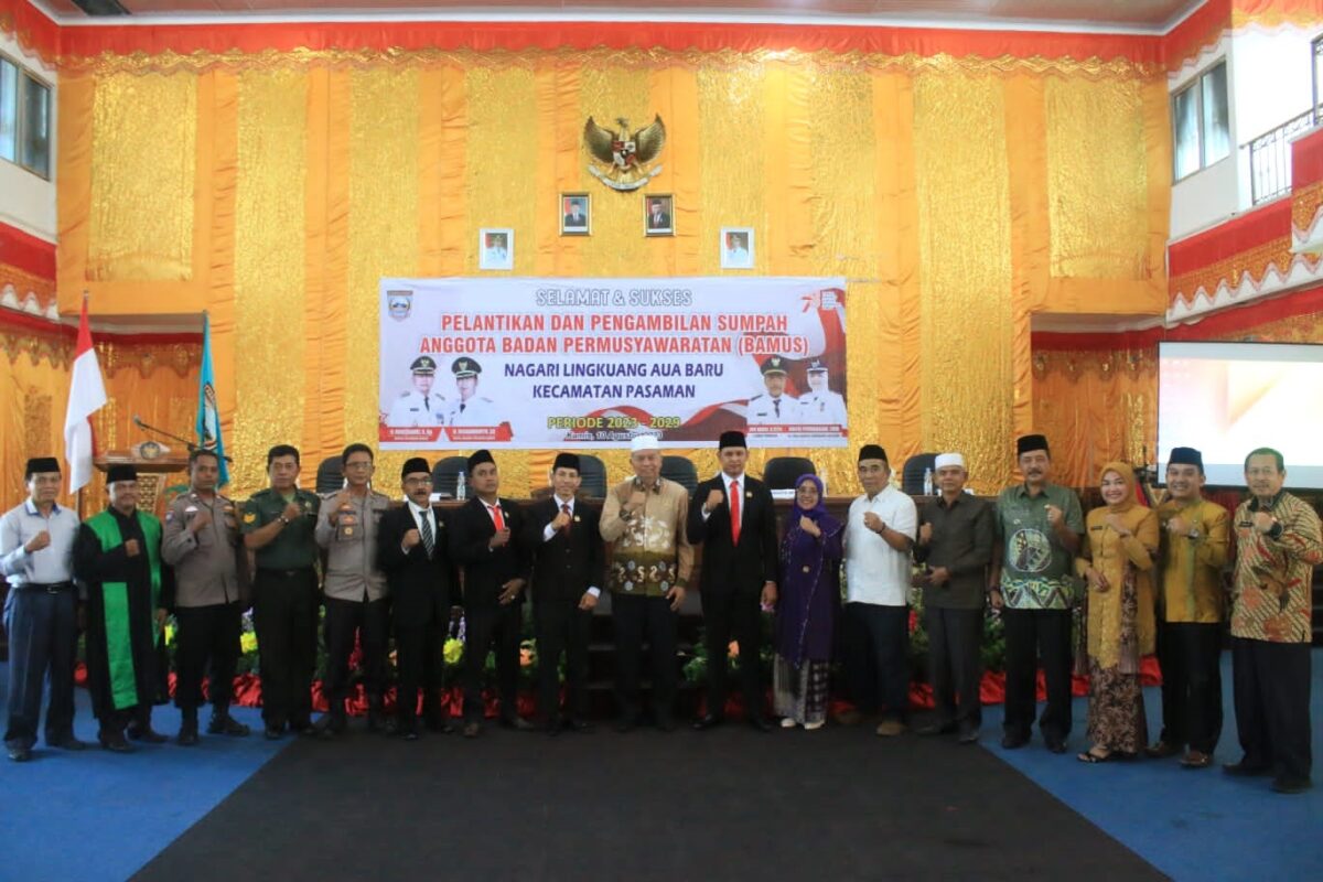 Bupati Hamsuardi foto bersama dengan Bamus Nagari Lingkuang Aua Baru setelah melakukan pelantikan. Osniwati