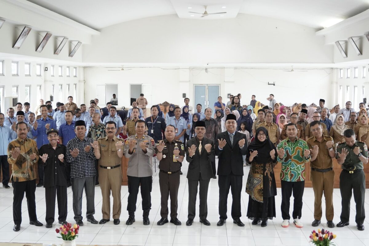 Bupati Lima Puluh Kota, Safaruddin Dt. Bandaro Rajo usai melantik Nofrizen sebagai Dirut Perumda Tirta Luak Nan Bungsu. ist