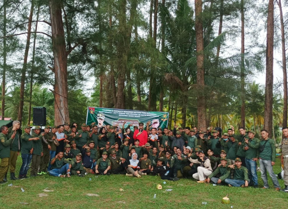 Sebanyak 240 personel Satlinmas dari 24 kelurahan se-Kota Bukittinggi mengikuti Capacity Building di Pantai Bandar Mutiara Tiku Kecamatan Tanjung Mutiara, Selasa (8/8). GATOT