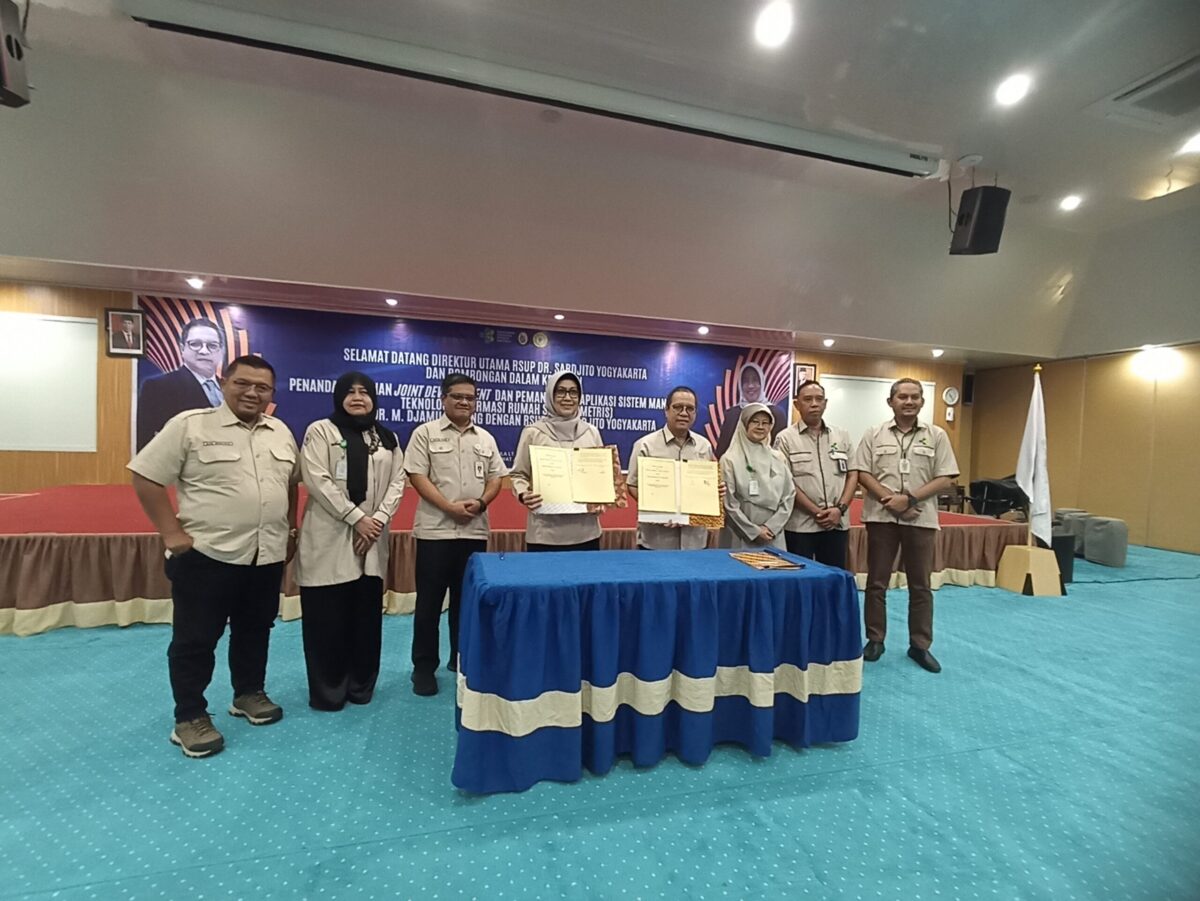 Dirut RSUP Dr M Djamil Padang Dr. dr. Dovy Djanas, Sp.OG(K) MARS dan Dirut RSUP Dr. Sardjito Yogyakarta dr. Eniarti, MS.c, Sp.Kj, MMR penandatangan kerja sama penerapan aplikasi Simetris, Senin (21/8). FARDIANTO