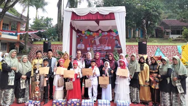 Kepala SMP Negeri 3 Bukittinggi Firman Adhani (pakai peci) didampingi para juri dan guru bersama pemenang lomba lagu perjuangan Kamis (24/8) lalu.RIDWAN