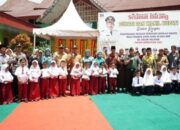 Solsel Bagikan 1.442 Stel Seragam Sekolah Gratis