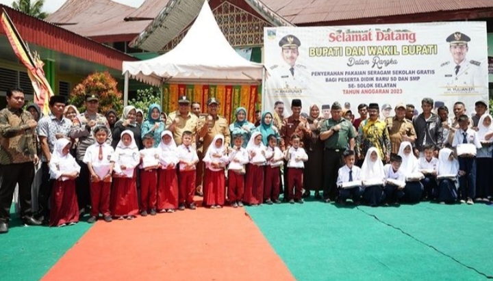 Pemkab Solok Selatan kembali menyalurkan bantuan seragam sekolah kepada siswa baru SD dan SMP se-Kecamatan Koto Parik Gadang Diateh (KPGD) di SMPN 4 Solsel, Selasa (22/8). KIKI NOFRIJUM