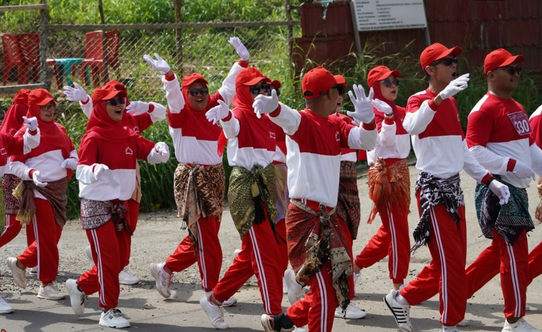 Salah satu OPD menggunakan kostum menarik pada pelaksanaan lomba gerak jalan antar OPD yang dilaksanakan di Kantor Bupati Solok Selatan, Selasa (1/8). IST