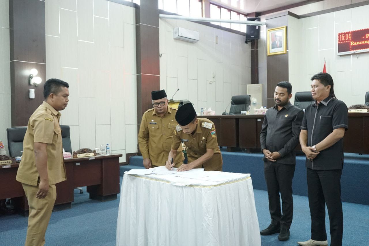 Penandatanganan kesepakatan KUA dan PPAS Kabupaten Solok Selatan Tahun Anggaran 2024 di Ruang Paripurna, Solok Selatan. IST