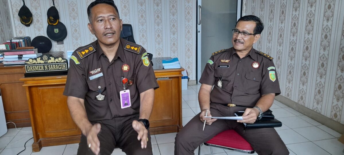 Kasi Pidsus Kejari Bukittinggi, Dasmer N Saragih  dan Kasi Intel Win Iskandar. YURSIL