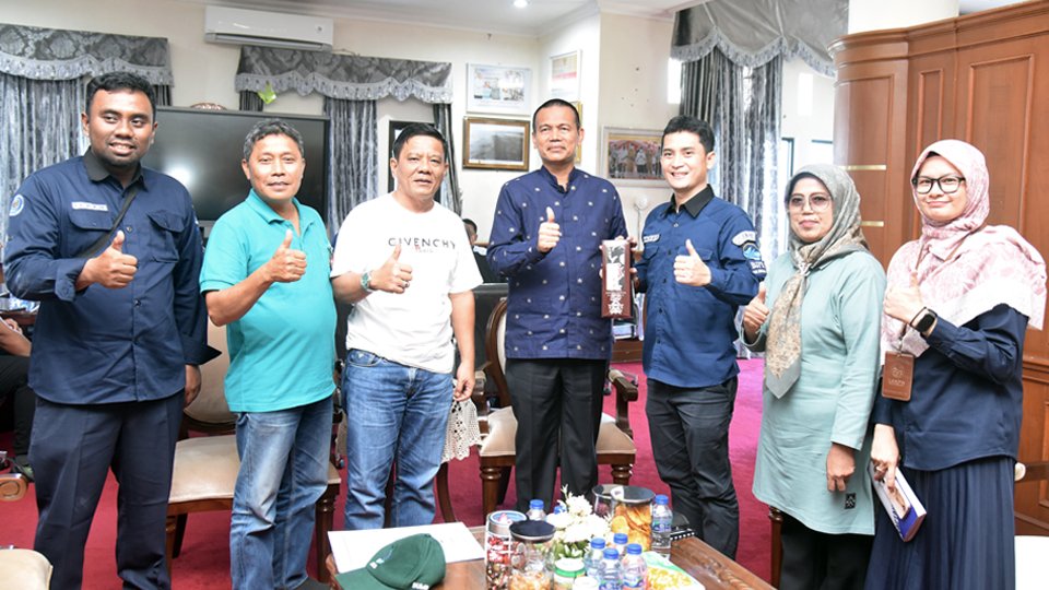 Kepala LKKPN Pekanbaru, Rahmat Irfansyah bersama rombongan saat mengunjungi Wako Pariaman, Genius Umar di ruang kerjanya di Balai Kota Pariaman, Jumat (4/8). IST