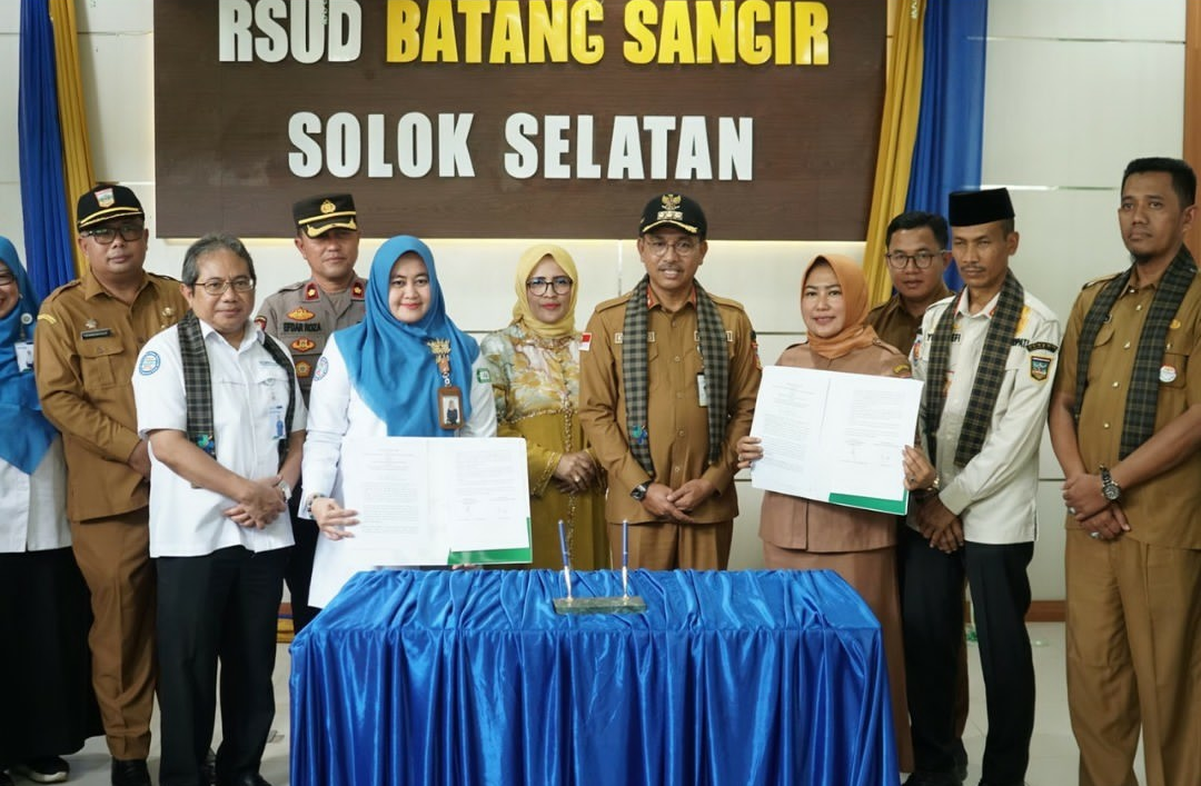 Penandatanganan kerja sama layanan BPJS Kesehatan di RS Batang Sangir, Kecamatan Sangir Jujuan saat peresmian rumah sakit tersebut, Selasa (1/8). IST