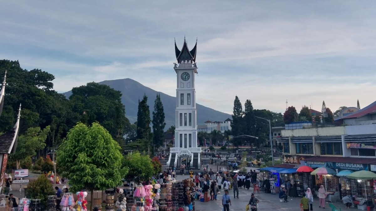 Para wisatawan saat memadati kawasan wisata Jam Gadang Bukittinggi. IST