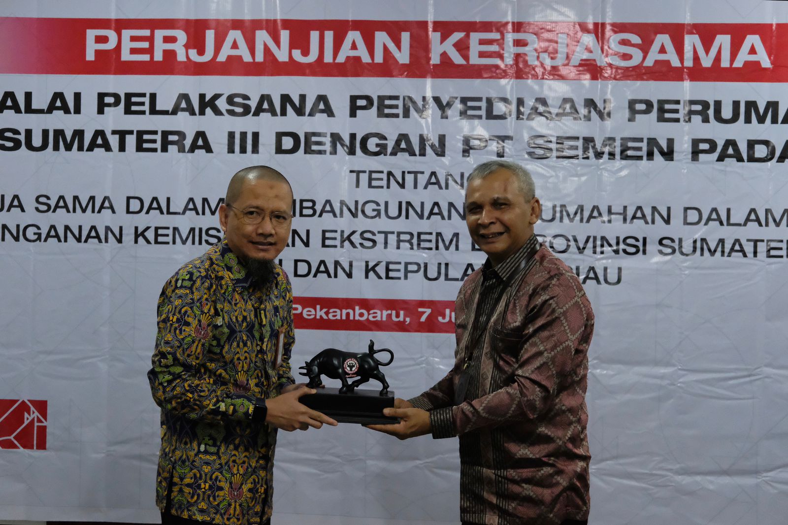 Direktur Utama PT Semen Padang, Asri Mukhtar bersama Kepala Balai P2P Sumatera III, Zubaidi usai penandatanganan PKS tentang pemenuhan RLH. IST